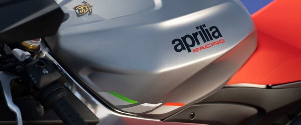 Неговият 4-тактов, 4-цилиндров двигател с течно охлаждане и двоен горен разпределителен вал с 92 lb-ft въртящ момент и 6-степенна трансмисия може да достигне до 217 конски сили при 13 000 оборота в минута. За да балансира такава зверска мощност, Aprilia инсталира ABS на Bosch. В допълнение към тази усъвършенствана технология, RSV4 1100 позволява на водача не само да регулира настройките на окачването или позицията на кормилната глава, но също така може да преконфигурира разположението на самия двигател- Това позволява по-голяма гъвкавост и адаптивност.  В сравнение със скъпия Mv Agusta, маниаците могат да се насладят на този опияняващ мотоциклет на много по-ниска цена от 39 900 лева у нас.  